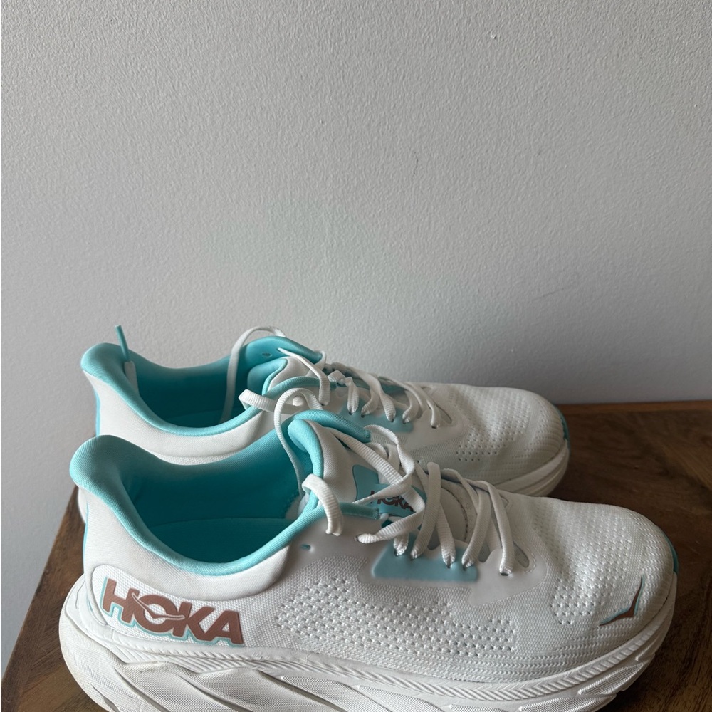 Hoka White and Teal Arahi 7 sneakers only worn a few times